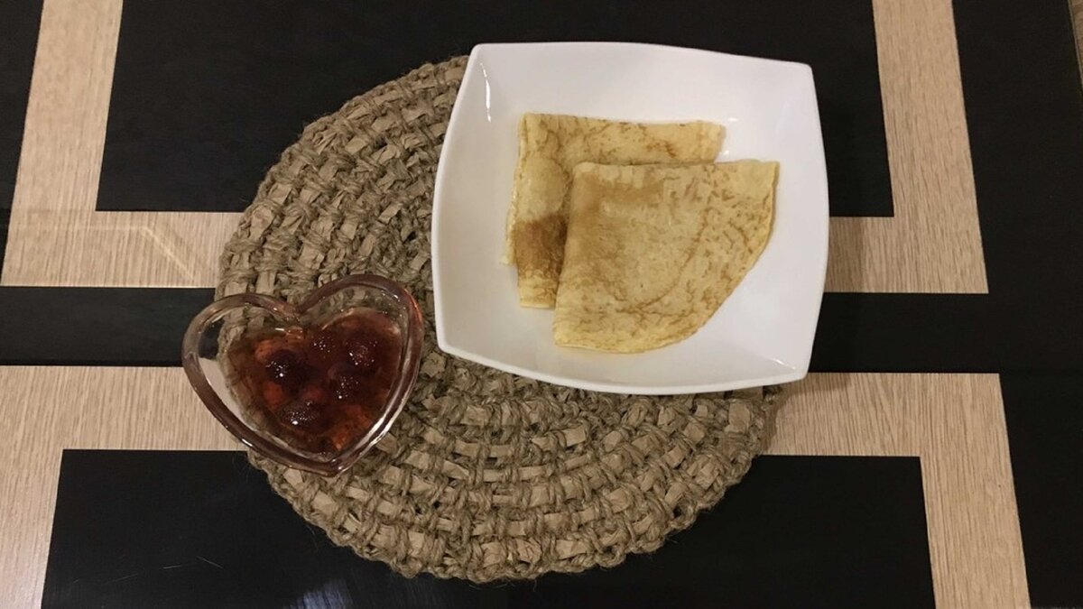 Блинчики, варенье, салфетка, стол все сделано в России