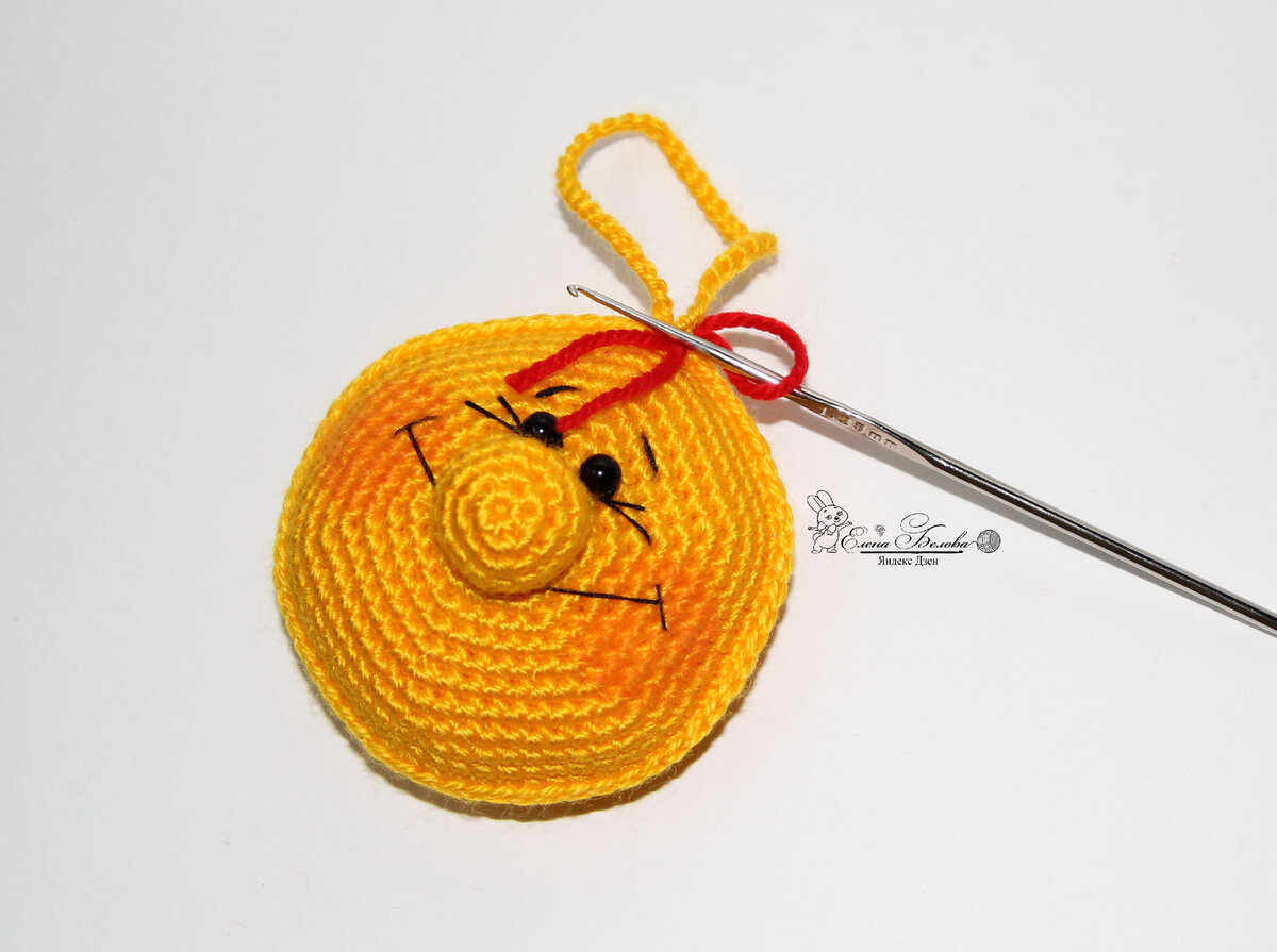 вязаные игрушки колобок. вязаный колобок крючком на пеньке. связанный колобок. вязаные игрушки колобок. вязание крючком колобок.