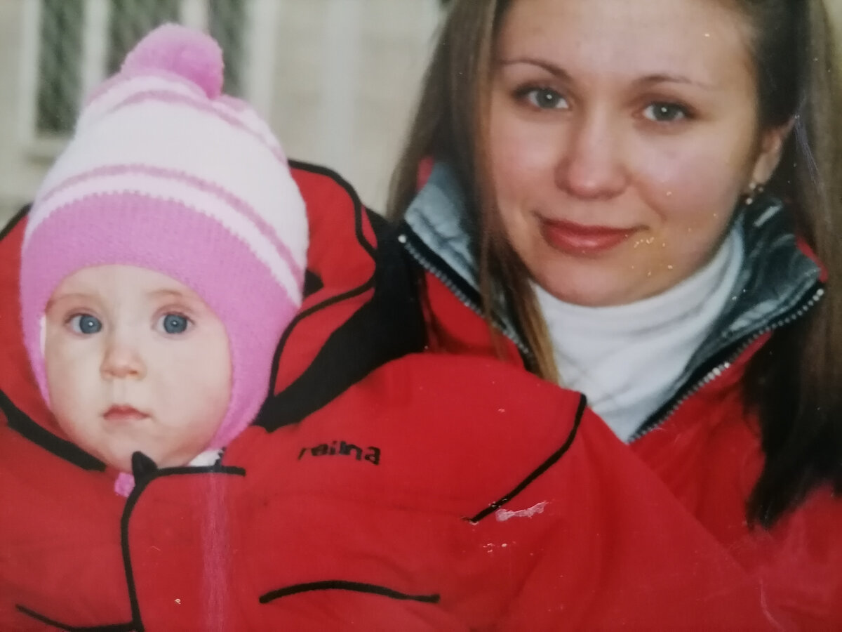 На этом фото мне 23 года, моей старшей дочке 7 месяцев.