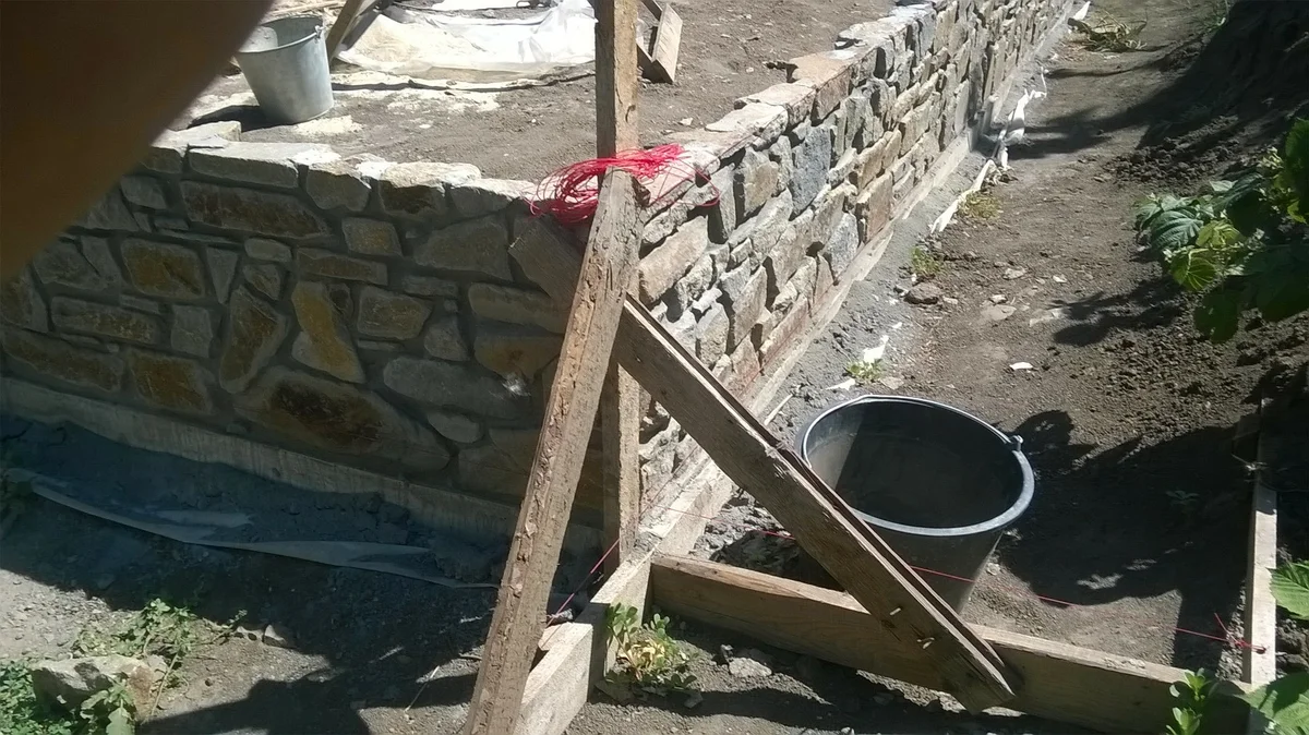 Зачем сначала строить цоколь, а потом обкладывать камнем, когда есть вариант гораздо лучше и дешевле? Сделал, не жалею (фото)2