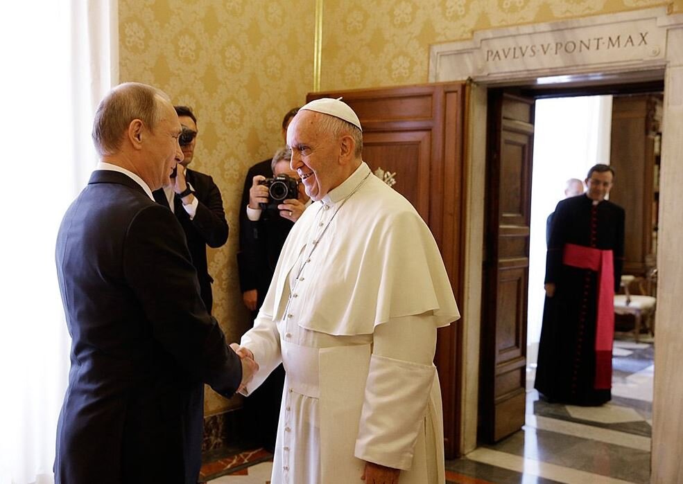 Путин и представитель церкви