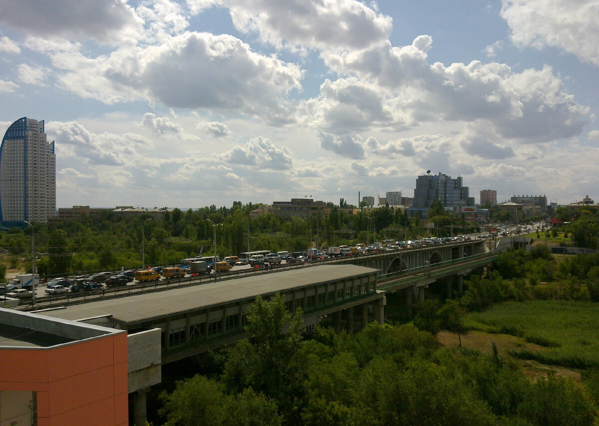 Астраханский мост. Это новый мост. Фотография старого будет чуть дальше. Прямо под ним в подземном коллекторе протекает река Царица