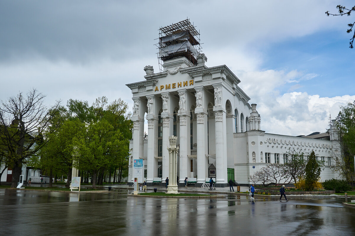 Павильон Армения в 22 году. Ремонтируют.