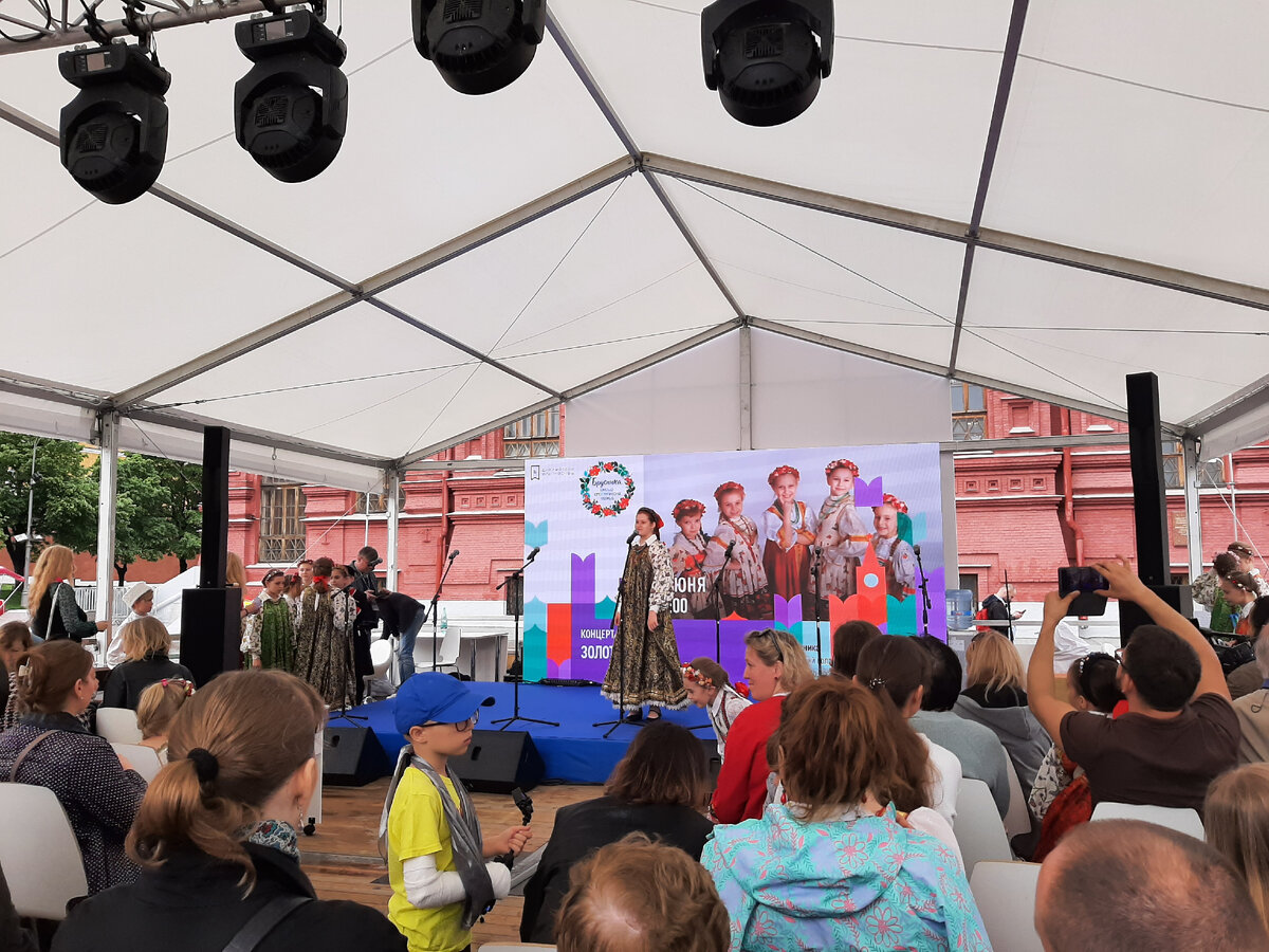 Праздничное выступление ведущего коллектива г. Москвы — вокально-хореографического ансамбля «Брусника» к Году культурного наследия народов России