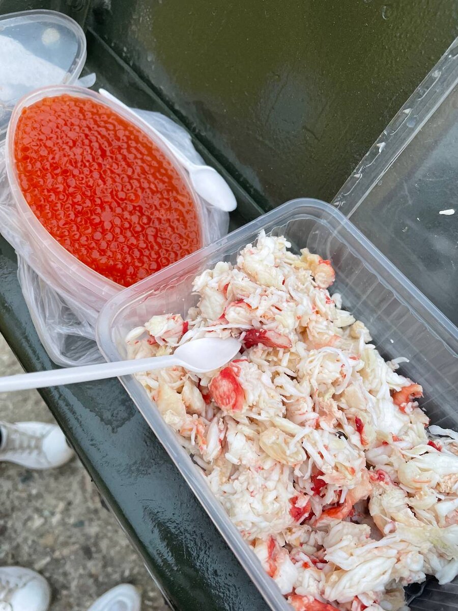 Главные деликатесы – икра и крабовое мясо
