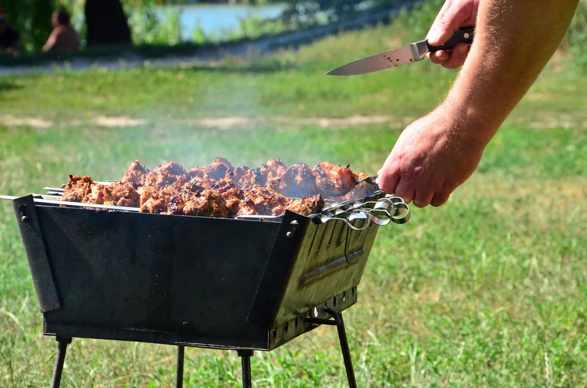  Забудьте о не прожаренном, сгоревшем или невкусном мясе. Приготовить шашлык просто. Какое мясо подойдёт для шашлыка Залог вкусного и сочного шашлыка — правильно подобранное и замаринованное мясо.