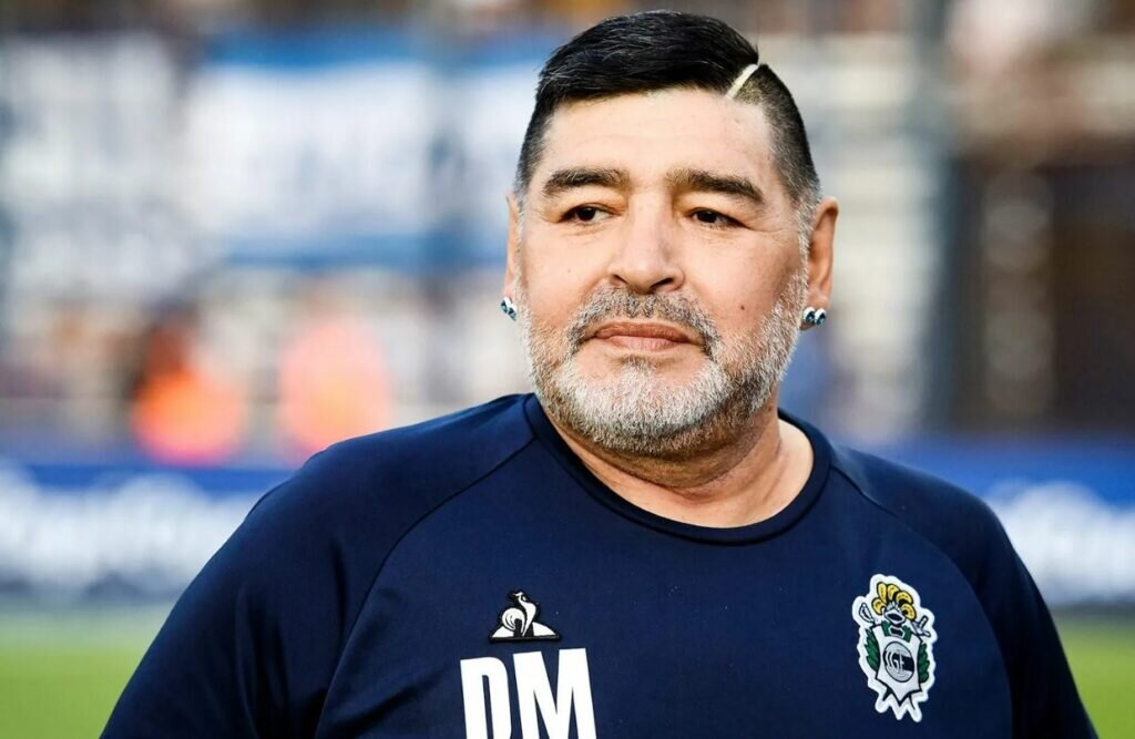 Диего Марадона и после окончании карьеры продолжал экспериментировать с «прикидом» на голове. Фото: соцсети