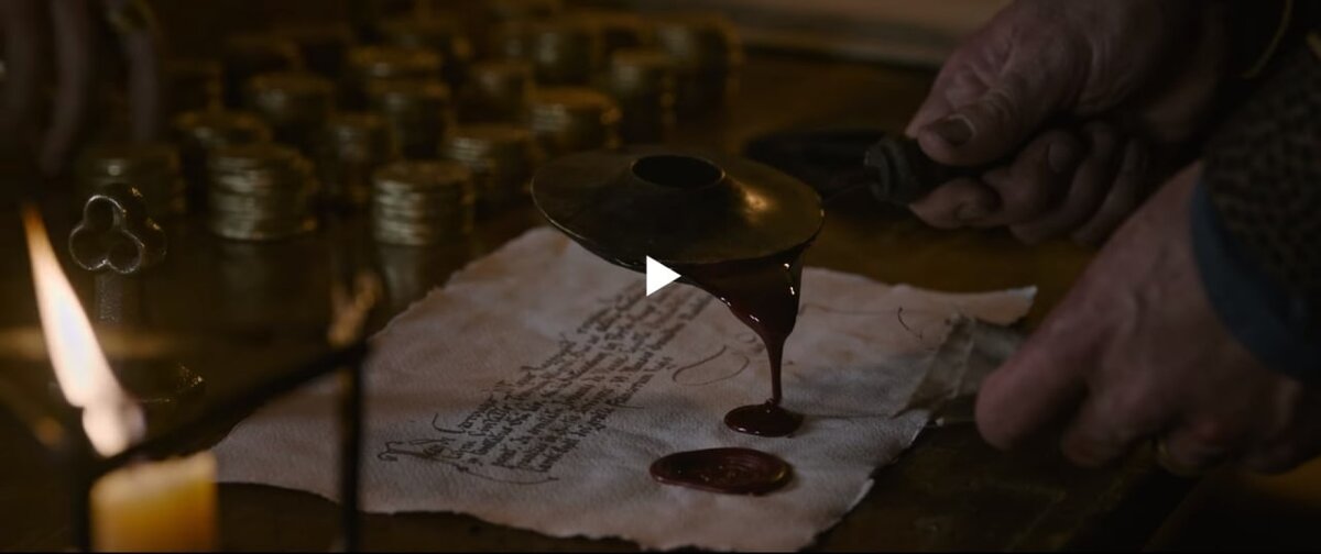 Кадр из фильма "Последняя дуэль" с грамотой де Карружа.