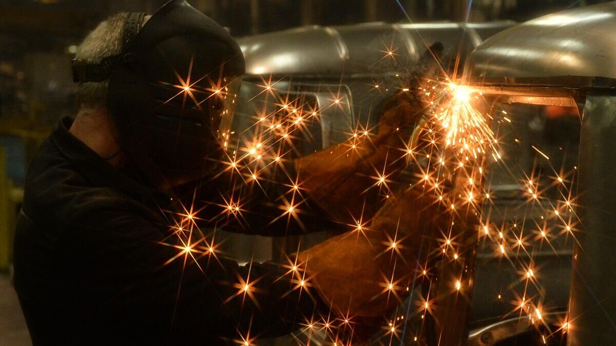    Рабочий на автомобильном заводе© РИА Новости / Александр Кондратюк