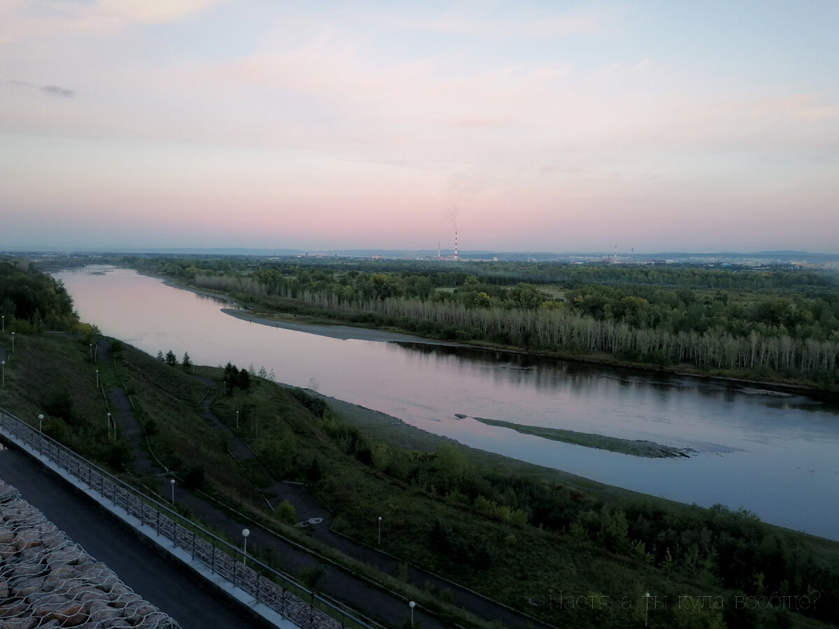 Это я за булочками приехала в ТРЦ "Июнь", а там смотровая, с которой открывается вид на Енисей. Правда, в этом году он несколько обмелел и пока уровень не восстановился до обычного, но на закате вот такая красота получилась :)