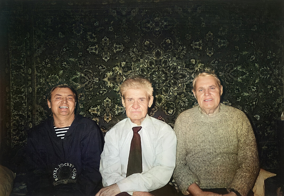 На фото три брата: слева Виктор Васильевич Аксенов, в центре мой дедушка Владимир Васильевич, справа Яков Васильевич.