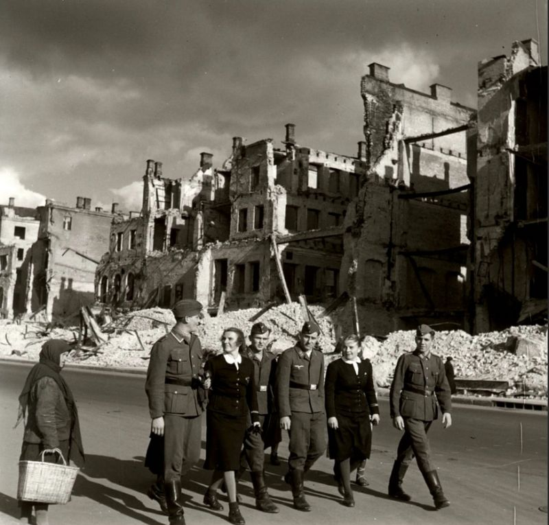 Оккупация киева немцами. Оккупированный Киев 1941-1943. Киев в оккупации 1941-1943 года. Киев Крещатик 1942. Оккупированный Киев 1942.