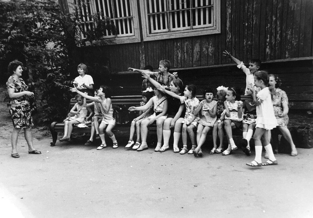 Дети играют.