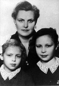 Нина Федоровна Батова с дочерьми
