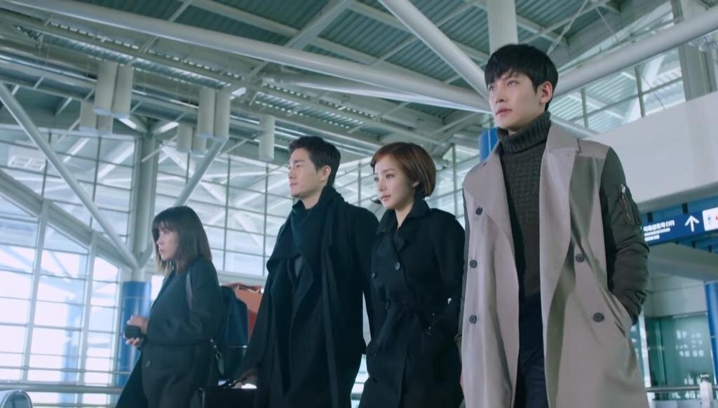 Слева направо – хакер, известный репортер (Ким Мун Хо), главная героиня (Чхэ Ён Шин), Хилер 