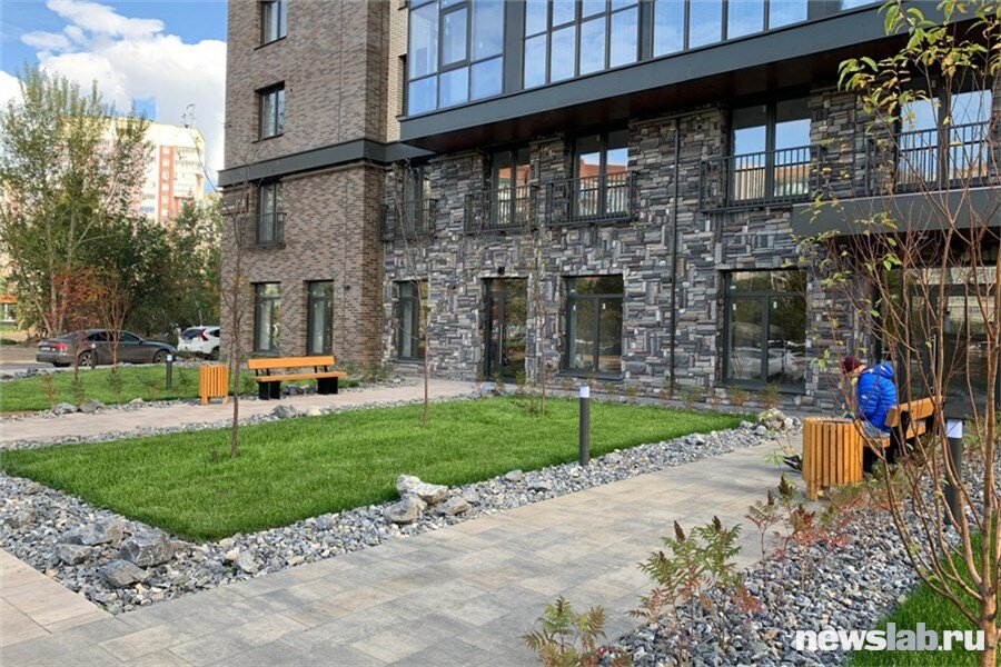 С внешней стороны домов перед техническим входом в подъезд уже установлены лавочки и разбиты газоны. С этой стороны жители будут заносить мебель и стройматериалы, чтобы не повредить дорогую отделку входной группы