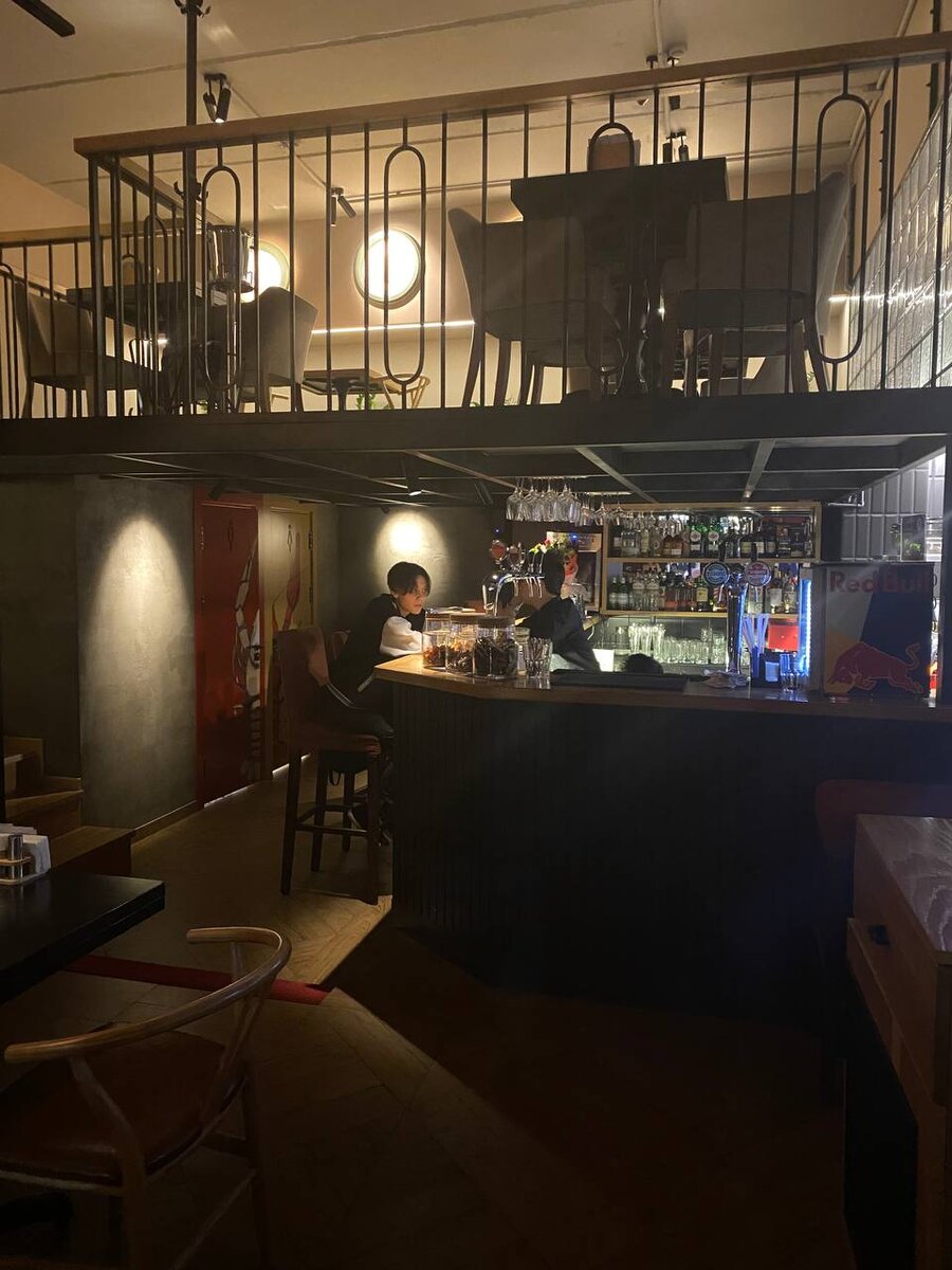 Бар и второй уровень