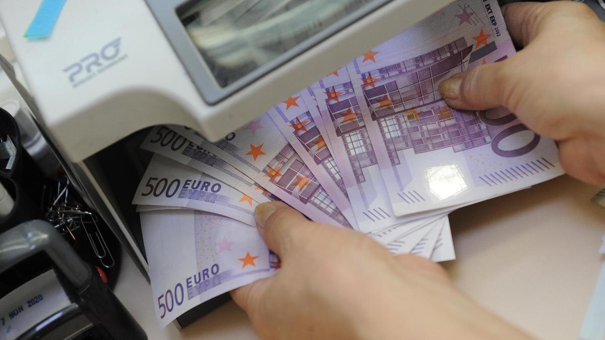    Кассир проверяет купюры евро на подлинность:NUR.KZ/Владимир Третьяков