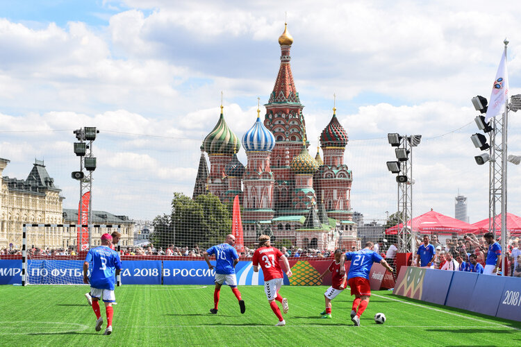 Почему выиграла москва. Футбольное поле почти на весь остров. Moscow time News. Fudball.