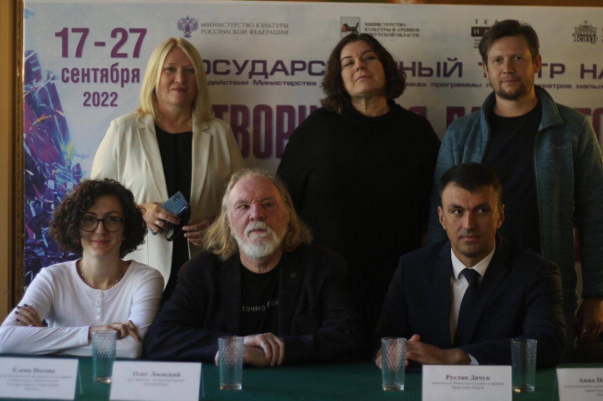 Открытие лаборатории. Десантники Театра Наций: Елена Носова, Анна Потапова, Андрей Корионов (стоят), Алессандра Джунтини, Олег Лоевский и замминистра культуры Иркутской области Руслан Дячук (сидят).