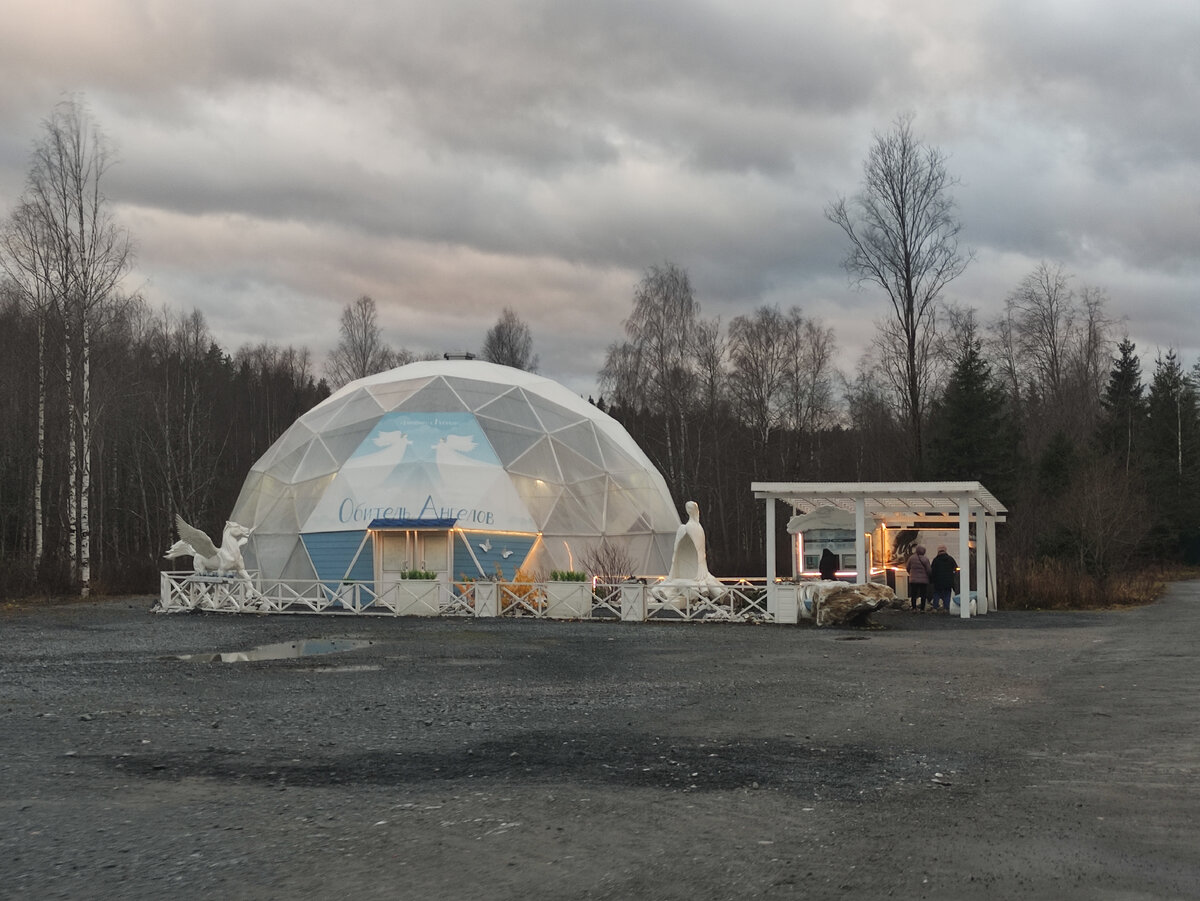 Вот в таком шатре проходит выставка.