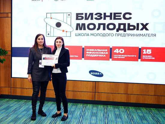     Заместитель исполнительного директора по развитию предпринимательства Фонда развития бизнеса Краснодарского края Галина Макеева вручает сертификат на получение льготного займа Виктории Цуциевой. Фото: Александр ИВАНОВ