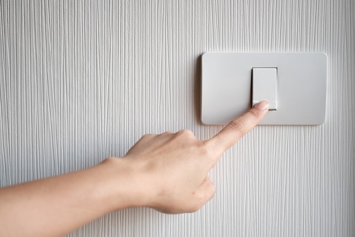 On off light switch. Выключатель нажимают. Рука на выключателе. Выключенный выключатель. Выключатель света.