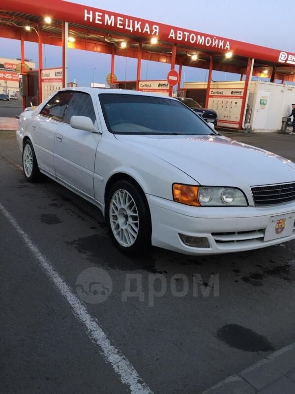 После почти 2-х лет владения, один из которых я был в армии, и практически не ездил, хочу добавить следующее:
1. Расход.
При умеренной езде расход по городу от 10 литров, при достаточно динамичной от 12 литров (летом), зимой — литра на 2 больше. По трассе летом литров 8.
2. Динамика.
Наверно мне попадались очень ушатанные 2.5 чайзеры, потому что со сфетофора ехал с ними вровень или уступал полкорпуса, и это при разнице в 60 лошадей. 1G-FE, конечно овощной мотор для чайзера, и я не отрицаю этого, но для езды по городу и трассе этого двигателя хватает, если вы не считаете себя Шумахером на дороге.
3. Обслуживание и ремонт.
За 2 года ни одной серьезной поломки, тьфу-тьфу-тьфу. Менялось масло в двигателе и акпп, свечи, бронепровода(для профилактики), фильтра (воздушный, салонный, масляный), тормозные колодки.
Единственное, что относительно затратно, это ремонт ходовой части.
Были заменены:
а) стойки вкруг на Kayaba New SR (в районе 16 тысяч рублей, точно не помню).
После стока едут пожестче, кренов меньше, но тоже присутствуют, хотя не исключено, что такие сравнения после уже потекшего стока (возможно, дело в уставших пружинах).
б) нижние передние шаровые (около 3.5 тысяч рублей вместе с работой за неоригинал CTR). Начинающим владельцам маркообразных настоятельно рекомендую следить за состоянием этих элементов ходовки, потому что, если шаровую вырвёт, ремонт встанет намного дороже (эвакуатор + может замять крыло, не исключены другие неприятности).
в) различные сайлентблоки. Стоимость самих сайлентблоков варьируется не очень сильно, в отличие от стоимости их замены. Если не ошибаюсь, средняя цена в Хабаровске за замену плавающего сайлентблока около 3000 рублей (так называемый "рыбий глаз"). Рекомендую сайленты покупать в каком-нибудь автомаркете, потому что на сервисах идёт чуть ли не двойная накрутка на них. Многие работы можно произвести самостоятельно, если руки растут из плеч, есть инструмент, место и верный товарищ, который готов вам помочь.
г) подшипник ступицы. Сам подшипник стоил около 2000 рублей + 200 рублей за сальник. Работа около 1500 рублей.
д) были куплены новые колесные диски на 16 от Toyota Harrier 1 поколения, а так же японская резина Toyo DRB размерностью 205/55/16. Отъездил на этих покрышках мало, поэтому ничего про них не скажу. Если для вас очень важен внешний вид авто, данную размерность не рекомендую, потому что в колесных арках остаётся много места(при условии обычных стоек и пружин) и смотрится это не очень эстетично/спортивно. Оптимальный вариант по соотношению внешний вид/цена/ходове качества на лето я считаю это 17 диски + резина 225/45.
По ходовой части вроде больше ничего не менял. После курения форумов, советую покупать оригинальные нижные шаровые, ходят по 60 тысяч по уверением форумчан. CTR тысяч 20, ну или как повезёт). По приблизительным подсчётам, полностью перетрясти ходовку в сервисе вам обойдётся около 50 тысяч рублей, что считаю немалой суммой, учитывая, что при удачным обстоятельствах Toyota Chaser x100 можно купить в Хабаровске от 200 тысяч рублей. (вопрос о состоянии такого авто остаётся открытым).