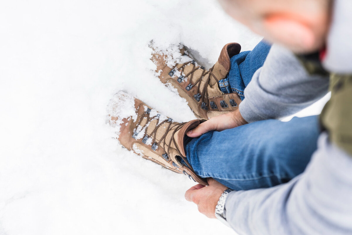    Выбирайте правильную обувь, которая защитит от паденийfreepik.com