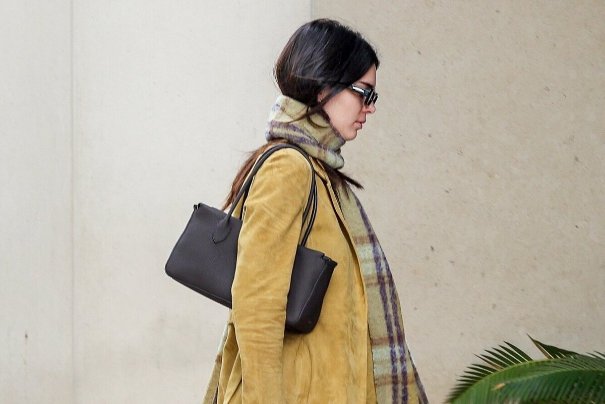     Как выбрать и носить шарф в 2023 году — знает Кендалл Дженнер