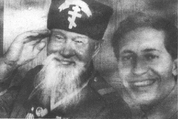 Хруцкие с удовольствием сфотографировались в военной форме