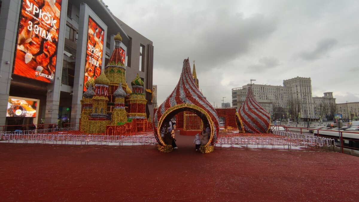 Инсталяция возле ТЦ Европейский метро Киевская.