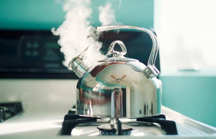 


Каждый день миллионы человек на планете Земля наполняют чайник водой и кипятят. Каждый из тех, кто так делал в своей жизни, хотя бы раз задавался вопросом без ответа: почему чайник перед закипанием начинает шуметь? Те, кто хорошо учил в школе физику, возможно даже вспоминают такое страшное слово, как «кавитация», вот только едва ли кто-то помнит детали данного процесса.