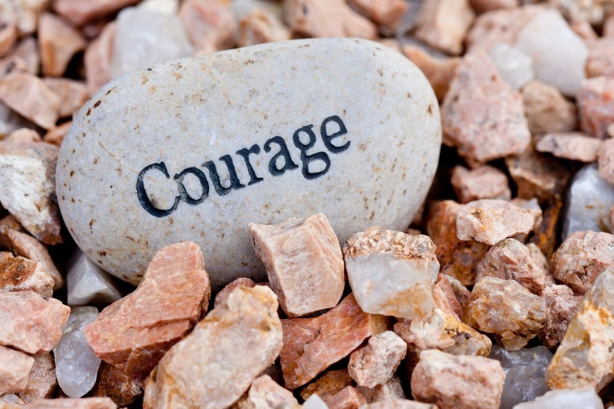 Courage. Courage фото. Смелость фото. Храбрость в картинках. Текст камень и вода