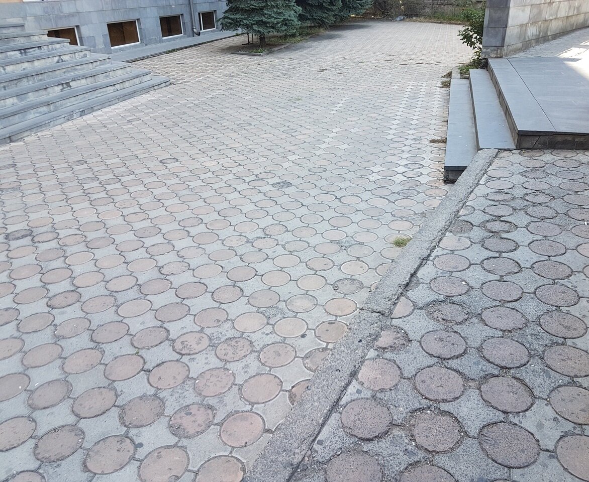 Тротуар в Ереване. Есть ступенька или нет? Споткнешься — узнаешь!