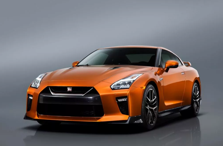 Вид Nissan GTR с переди