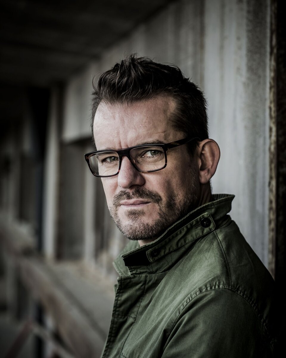 Барт Муйарт - бельгийский писатель, один из самых популярных авторов у себя на родине, лауреат многочисленных литературных премий