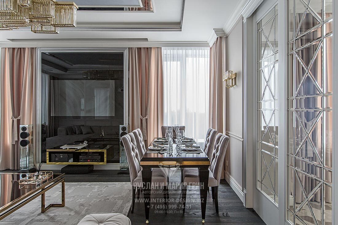 На фото: Интерьер просторной гостиной с нежными акцентами