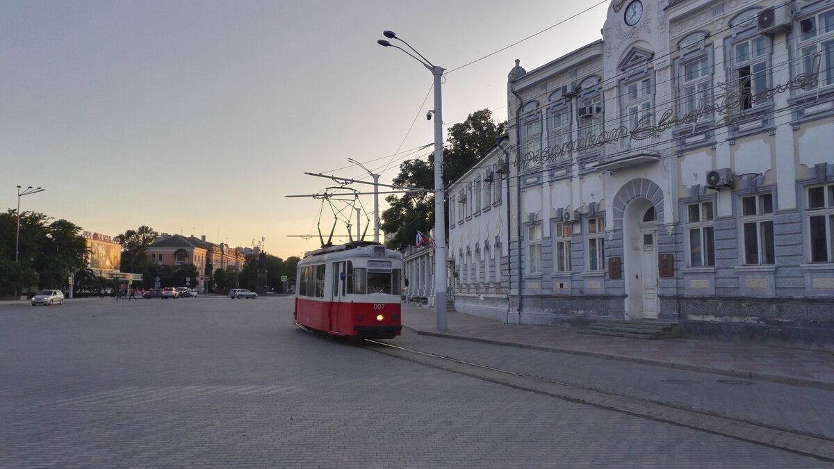 На фото: Евпатория, Театральная площадь, май 2019