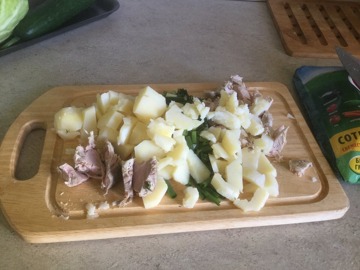 Картошка, мясо и зелень порублены. 