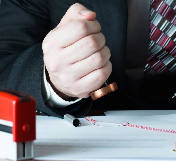 Доверенность — очень важный документ при покупке жилья. Обычно его составляют в случае, когда сам продавец или покупатель не может непосредственно участвовать в сделке. Самый популярный и простой вариант - «генеральная доверенность». Это народное название  доверенности, в которой указано максимальное количество полномочий, которым доверитель хотел бы наделить доверенное лицо. Однако в законе такого термина не существует. Часто доверенность выдают на огромные сроки от 5 до 15 лет. Выдают «впрок» и «на всякий случай», хотя это может нести серьезный вред. Часто доверитель забывает о действии этого документа, а  доверенное лицо помнит, и использует в своих целях. А еще доверенности любят мошенники, выманивающие документ, меняющие его текст, чтобы получить возможность оставить наивного гражданина без жилья.  
Если действие, совершение которого вы кому-то доверили, уже осуществлено, используйте возможностью отменить документ.

Раньше гражданин, отменяя доверенность, должен был сам найти доверенное лицо, поставить его в известность об отмене доверенности. Еще один вариант — оплатить публикацию об отмене доверенности в СМИ.

С 1 января 2017 года правила изменились. Теперь, чтобы отменить доверенность, доверитель может обратиться к любому нотариусу. Нотариус, отменив доверенность, вносит информацию об этом в Реестр отмененных доверенностей Единой информационной системы нотариата. Реестр имеет публичный статус, поэтому уже на следующий день после внесения этой информации все заинтересованные лица считаются извещенными об отмене доверенности. Потребности в письменном уведомлении доверенного лица и всех заинтересованных лиц нет. Так же не нужно публиковать объявление в СМИ. 

Подделка доверенностей самая популярная махинация на рынке недвижимости. С помощью фальшивого документа можно достаточно быстро лишить человека квартиры или денег.

В рамках Единой информационной системы нотариата работает отдельный сервис для проверки подлинности доверенностей. Если вы участвуете в сделке, сторона которой действует по доверенности, обязательно обратитесь к сервису: http://reestr-dover.ru . 

Он работает совершенно бесплатно, а сама процедура проверки занимает всего пару минут. Что бы проверить доверенность необходимо внести данные:

— Дата удостоверения;

— Реестровый номер;

— ФИО нотариуса.

Если доверенность подлинная, то в ответе будет указана дата регистрации документа, его номер в Единой информационной системе нотариата и ФИО нотариуса, удостоверившего документ. Номер доверенности в ЕИС и указанный вами реестровый номер будут разными. Кроме того вы получите информацию о том, отменялась или нет доверенность, которую вы проверяете. 

Проверять идентичность содержания предъявленного документа тексту оригинала могут лишь государственные и муниципальные органы.

Гораздо проще приобрести новую квартиру из первых рук от застройщика! В этом случае вы получаете 100% гарантию чистоты сделки.

Приобрести такую квартиру Вам помогут эксперты компании «Союз Застройщиков». Звоните 8452-777-454