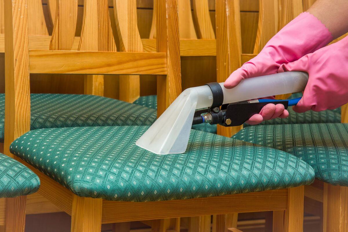 Обивка стульев порой имеет недостаток - ее нельзя снять, постирать и вновь надеть на мебель. В большинстве случаев прочные обивочные чехлы можно чистить домашними средствами.