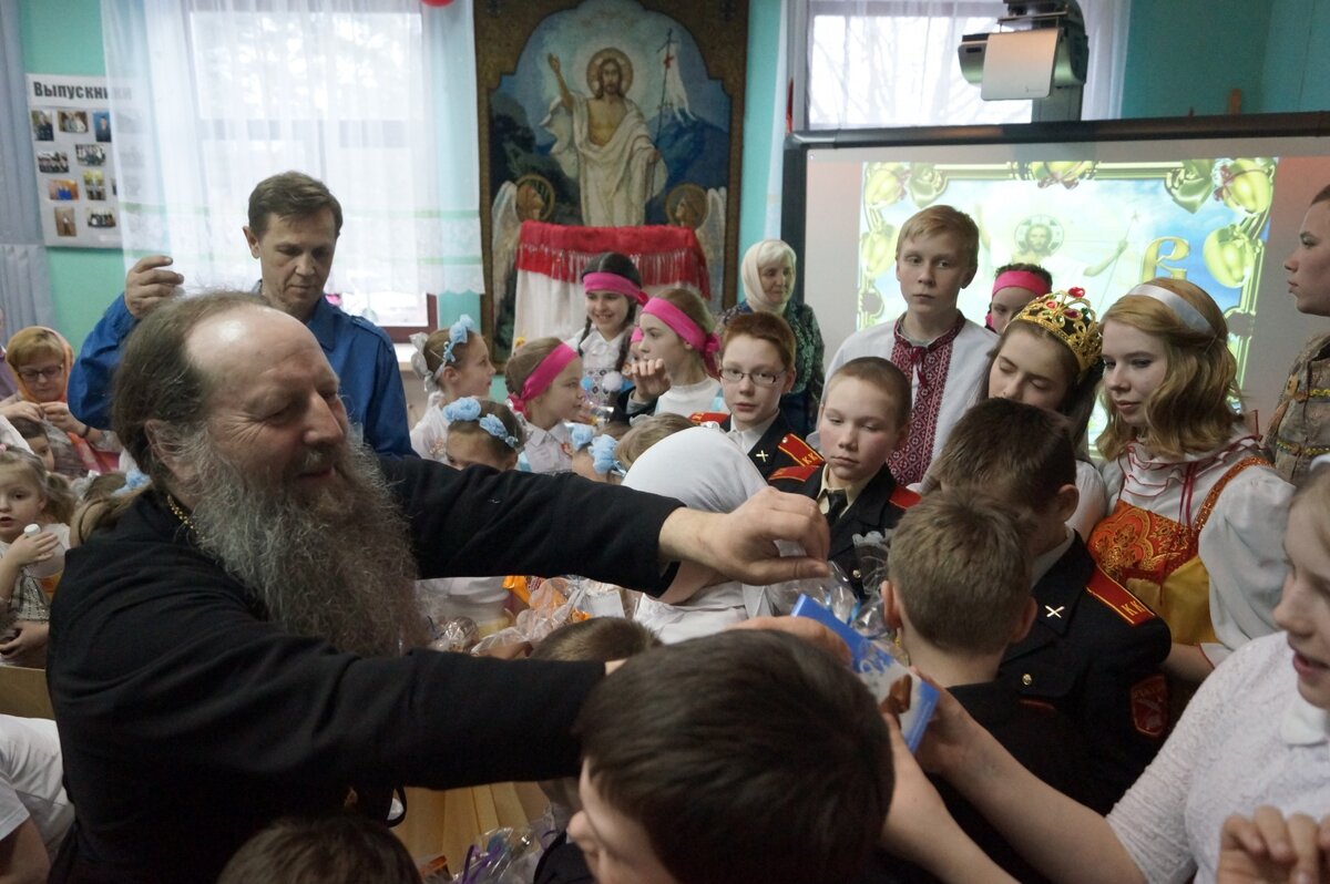 Как известно, каждый ребенок-сирота получает на свое воспитание от государства солидные средства. Точную сумму не назову — она, видимо, в разных регионах разная. Платится либо детским домам, либо опекунам, которые берут детей на воспитание. В некоторых регионах, особенно где нет работы, семейные пары даже приспособились брать нескольких детей — получается что-то вроде семейного детского дома, где «родители» неплохо оплачиваются государством. Деньги идут за ребенком — где ребенок, тому учреждению или частному лицу эти деньги и платят. Если приют церковный... деньги идут в церковь. БИНГО!