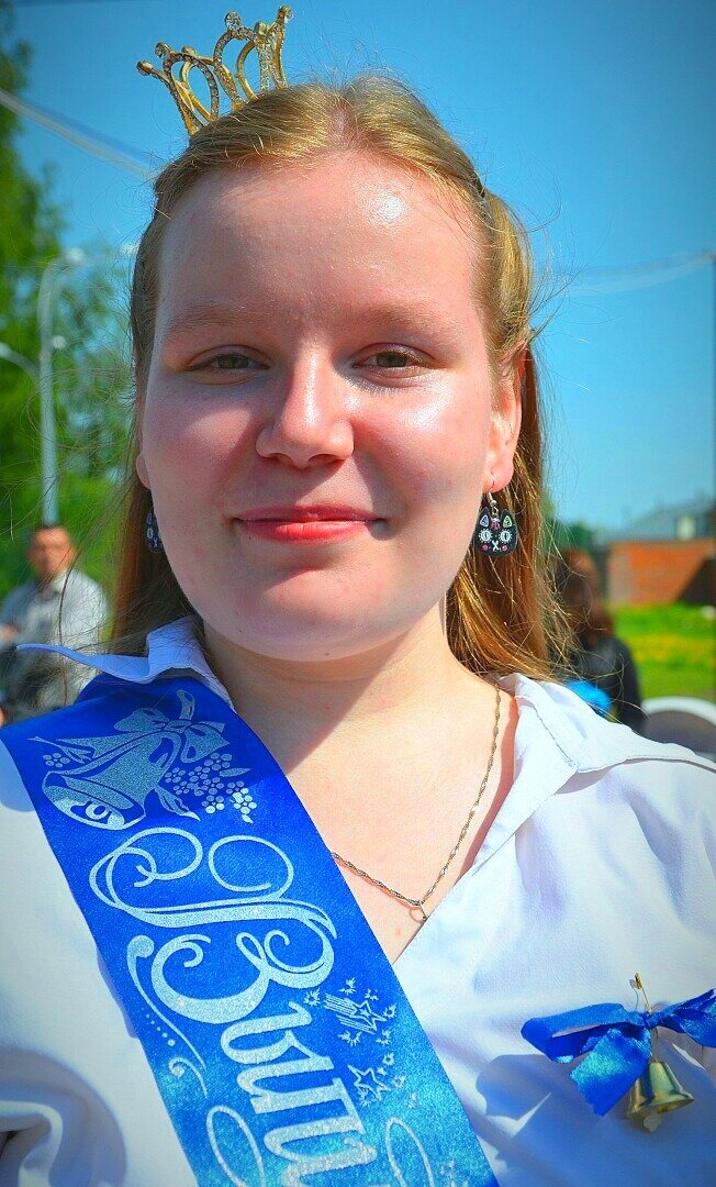 А вот фото с моего выпускного. На этом месте снимались вести что именно вот тут невозможно дышать. Я думаю по моему виду понятно что дышится мне хорошо.