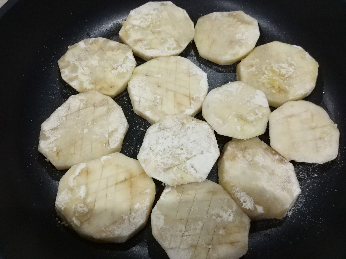 Жареные белые баклажаны с чесноком, обваленные в муке