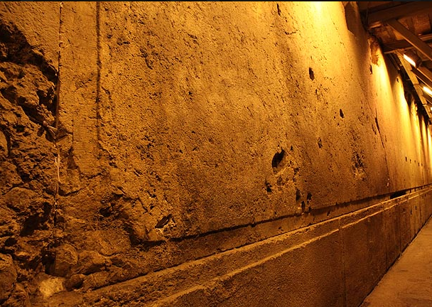 Фото взято с https://lah.ru/exped/ierusalim-tunnel-zapadnoj-steny/