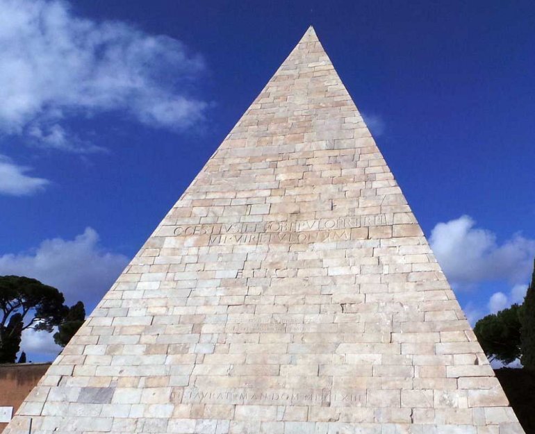 Почему римская пирамида Гая Цестия так похожа на египетские пирамиды