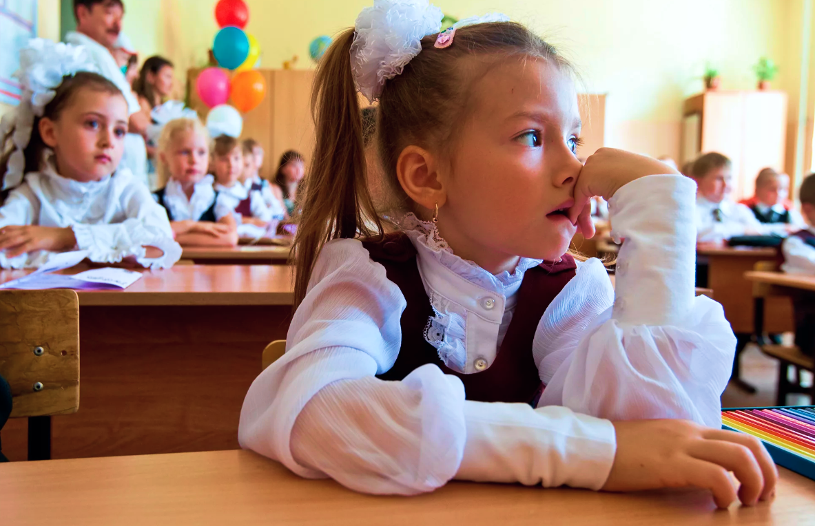 Школьницу два школьника. Первоклассники в школе. Дети в школе за партой. Девочки в школе. Первоклассние на уроке.