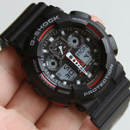       На  земле, в воде и в небе эти часы готовы к любым встряскам, подъемам и  погружениям. Давайте приоткроем завесу тайны создания этих часов и  попробуем разобраться, в чем секрет их удивительной неуязвимости.     Мечта и грандиозное открытие     Кстати,  часы G-Shock на полном серьезе можно назвать воплощением мечты. Именно  благодаря мечте «создать часы, которые никогда не разобьются» они и были  придуманы. На воплощение мечты ушло около двух лет.   