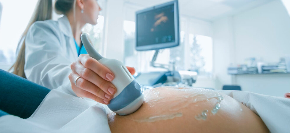 Беременная девушка на УЗИ